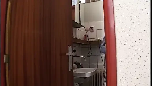 Azgın esmer orta yaşlı seksi kadın kendini umbrella ile parmaklıyor ve sikiyor