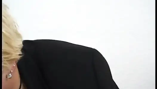 Sarışın olgun amına dildo yapıyor ve ağzına boşalana kadar yarak emiyor