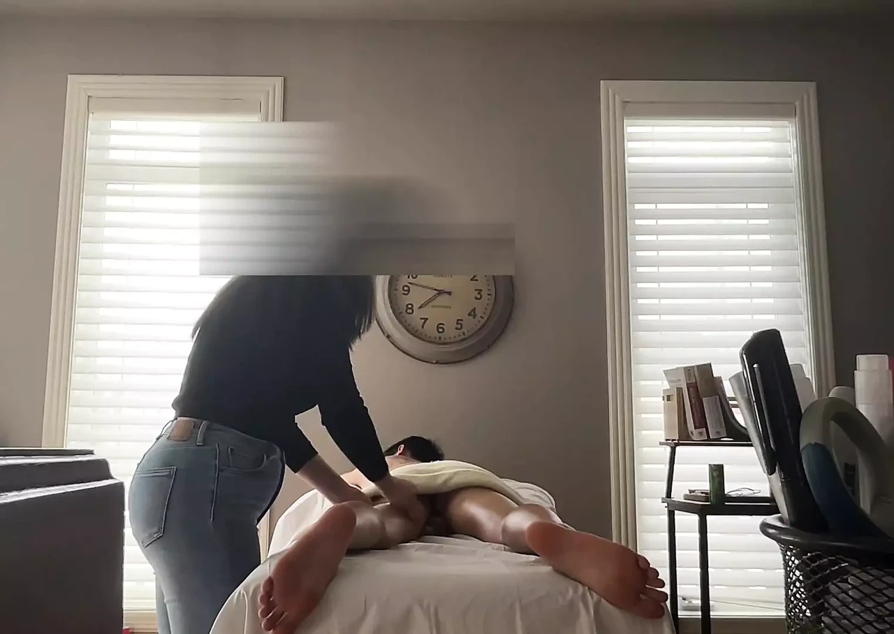 合法已婚的哥伦比亚 Rmt 屈服于巨大的亚洲鸡巴