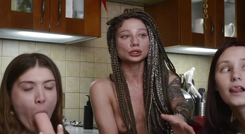 тройничок, хардкорные и мокрые вагины, из которых стекает сперма - Lesbian Sweets