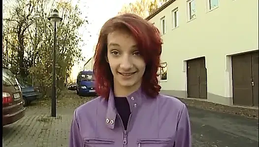 Remaja rambut merah dengan toket kecil nyepong kontol luar biasa di ruangan casting