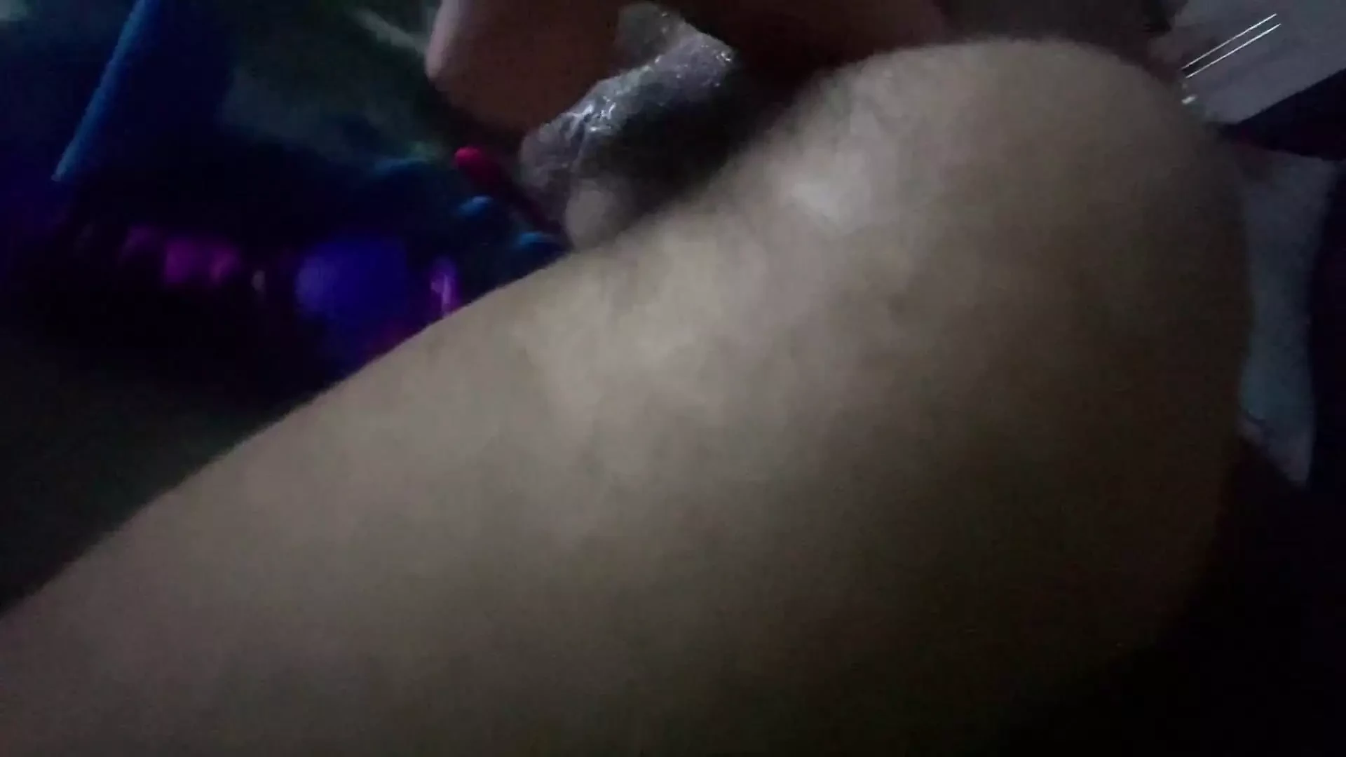 Une machine à sexe se fait défoncer le cul