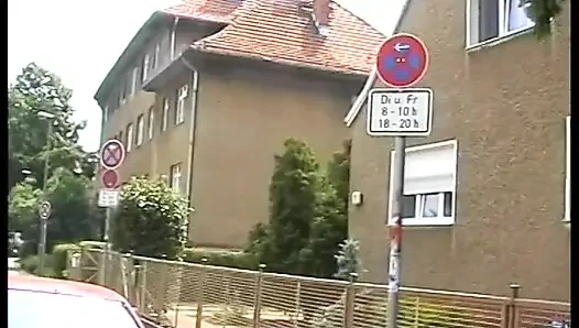 Волосатая телочка-блондинка наполняет свою киску морковкой на улице