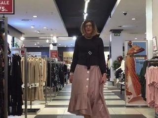 लंबी गुलाबी स्कर्ट