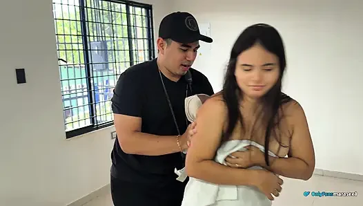 Götten değil, lütfen!! Büyük götlü orta yaşlı seksi kadın bozuk bir polisle prezervatifsiz sikişiyor