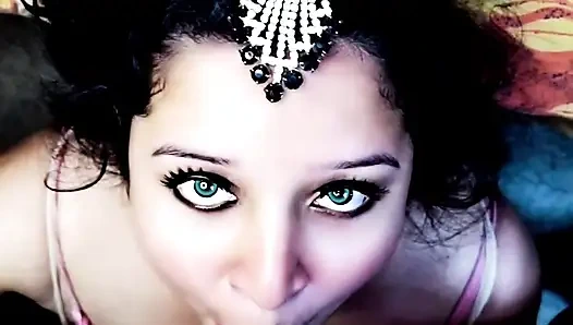 Горячая индийская девушка трахается в рот с соседским пареньком