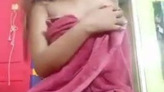Dharmanagar -meisje Dipanjali neemt video op voor haar vriendje Krishan