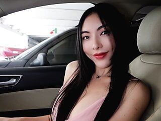 Makelloses chinesisches Schätzchen mit Striptease mit Titten-Titten im Auto