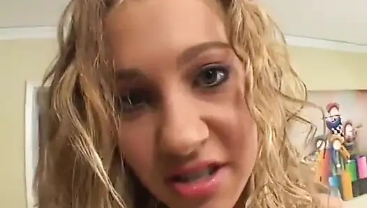 Vollbusige blonde sexsklavin nimmt alles, was sie ertragen kann