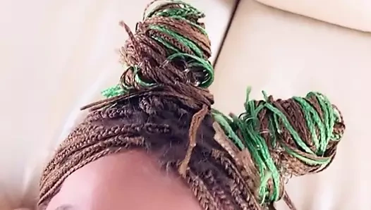 Minyon bebek tasmalı ve göt deliği dölle dolana kadar götten sikiliyor