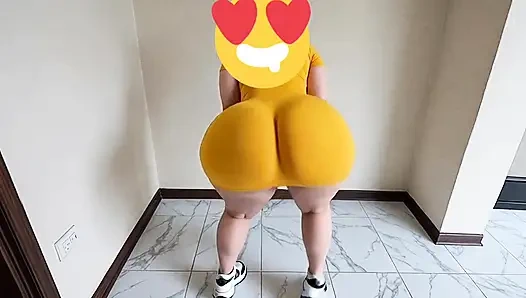 Cewek pantat montok ini lagi goyangin pantat bahenolnya