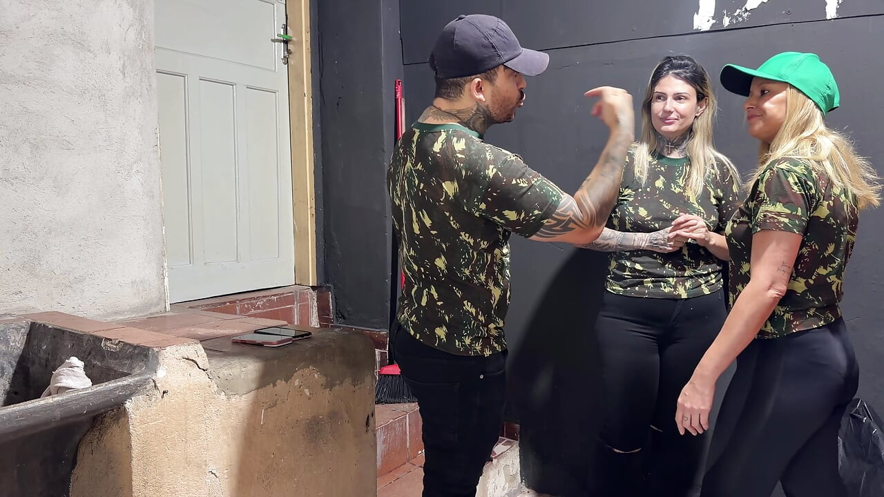 Šalje dvije cure u vojnu školu, one krše pravila, on će to riješiti i na kraju ih jebe kabelom