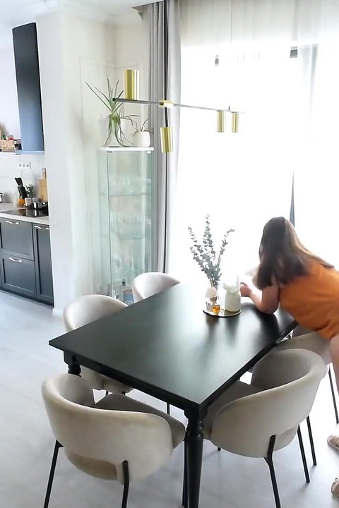 レクシーは掃除中に激しくお尻を叩かれます