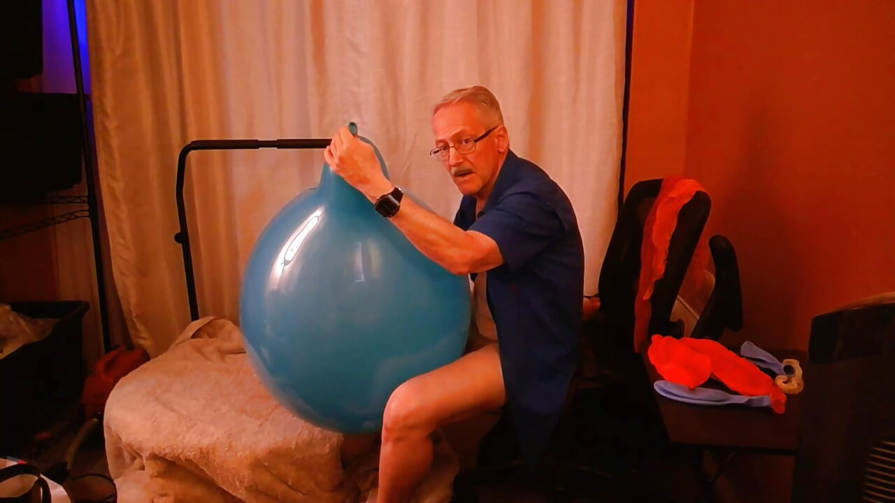 156) Looner Blows to Pop and Humps Giant Balloons