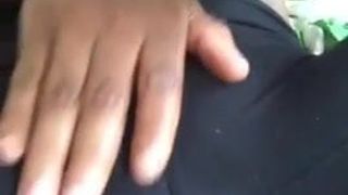 Une petite amie noire joue avec ses tétons