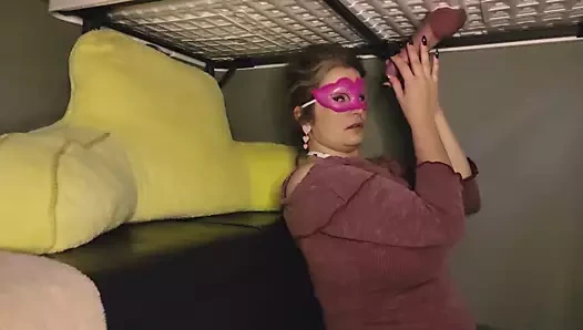 Perşembe yarak - glorytable'ında büyük bir yarağı sağıyor ve emiyor