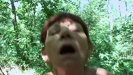 Sexy schwanzhungrige oma mit natürlichen titten nimmt einen schönen harten schwanz in ihre heiße enge nasse muschi