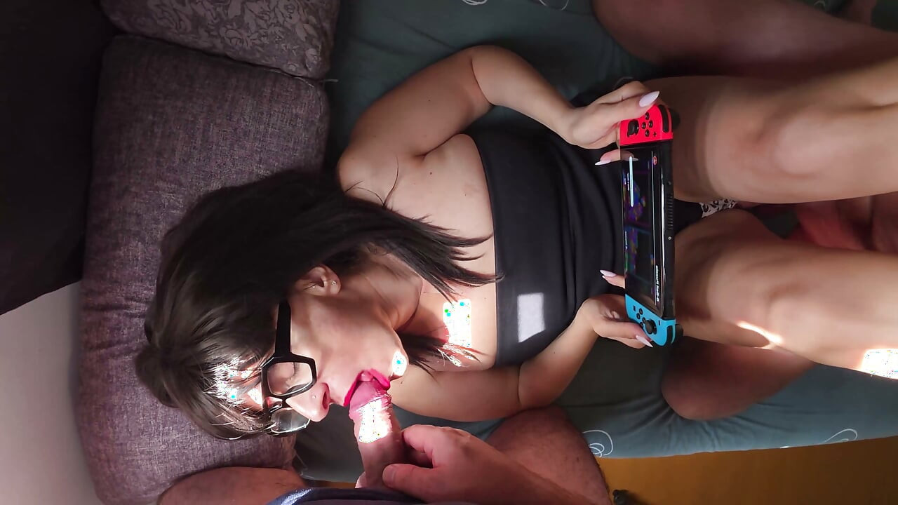 Gast neukt de vrouw terwijl zij videogames speelt. Homemade trio. Deel 1. 32812