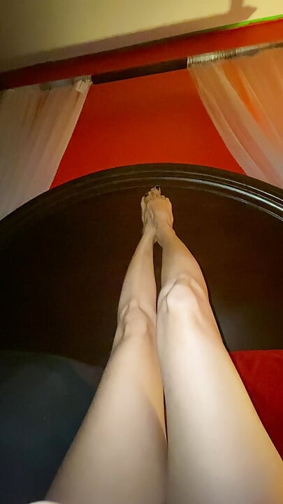 Pernas realmente sexy com pés pequenos com dedos longos