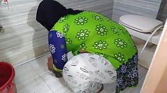 サウジアラビア人の熟女継母が浴室で服を洗っているときに継息子が来て彼女の巨大なお尻を犯して絶頂-家族のセックス
