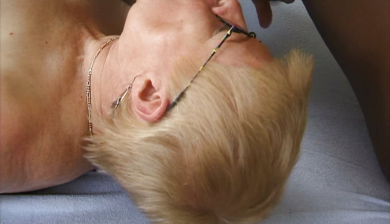 Une GILF blonde se fait prendre profond dans le cul et la gorge par une grosse BBC