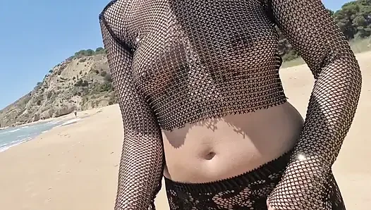 Titten und Muschi am Strand blitzen
