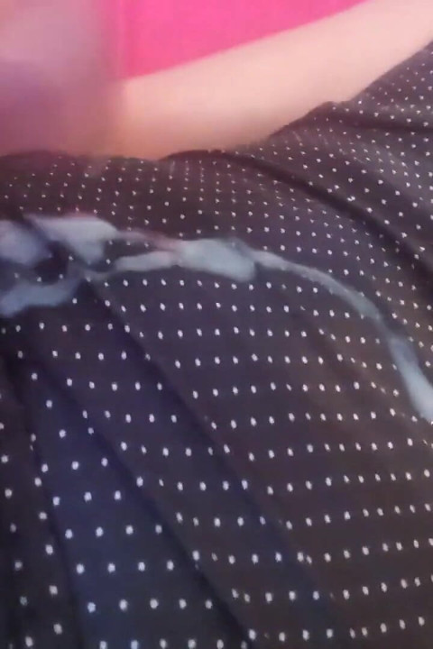 Leatransteen siyah saten tulumla mastürbasyon yapıyor ve boşalıyor
