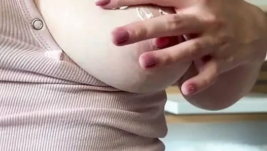 Schlagsahne auf Meiner Großen Harten Brustwarze – Mamas Nahaufnahme von Natürlicher Milchiger Brust
