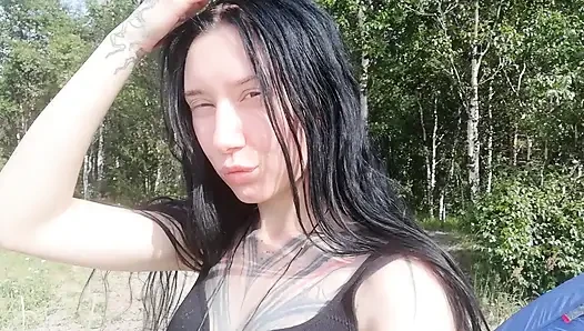 соло-киска на природе