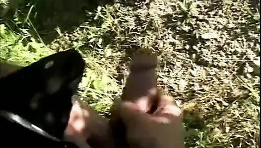 Azgın uzun boylu fahişe ateşli bakış açısıyla soyunuyor ve büyük yarağa biniyor