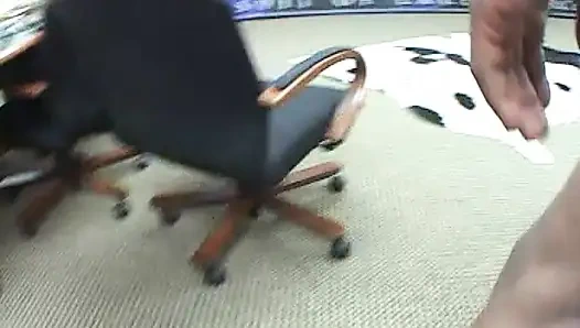 Бледная девушка-блондинка сосет огромный черный член и готовится хорошо трахаться