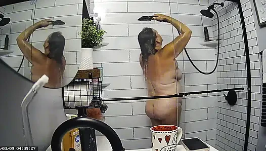 Mrs. joanne tanner, eine echte öffentliche lehrerin, wird in der dusche gefangen genommen 03-09-2026