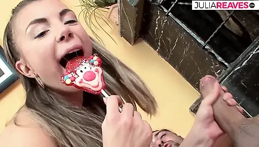 Sıska hatun şekerle mastürbasyon yapıyor ve sonra büyük bir yarakla sikiliyor