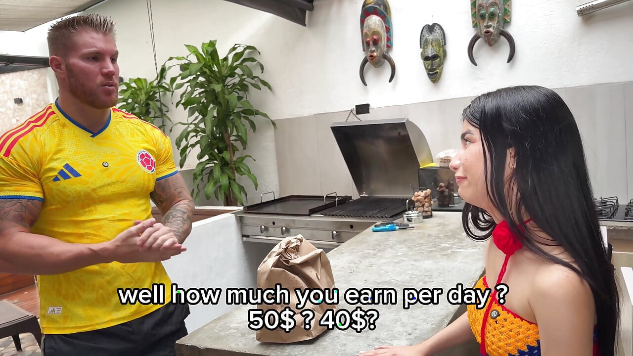 一個淫蕩的送貨女孩把她緊繃的屁股獻給一個肌肉發達的法國男人，最後她的屁股被劈開並滿是精液
