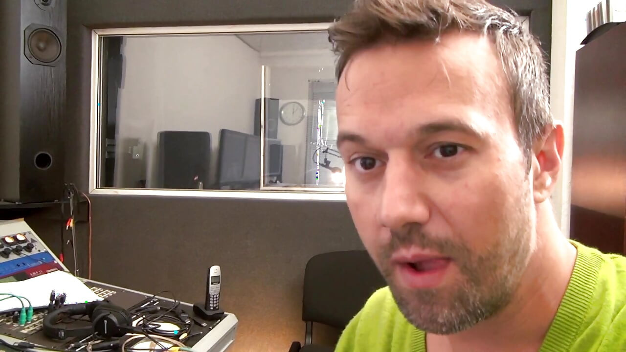 Loira milf lambe e fode cara cu no estúdio de rádio e recebe para ele foda anal