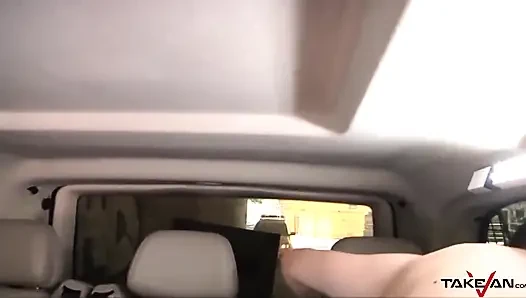Vollbusiges mädchen mit brille lädt amateur-typen zum ficken im van ein