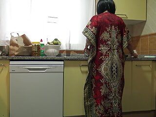 Pakistanisches Zimmermädchen anal von geilem Chef vollgespritzt