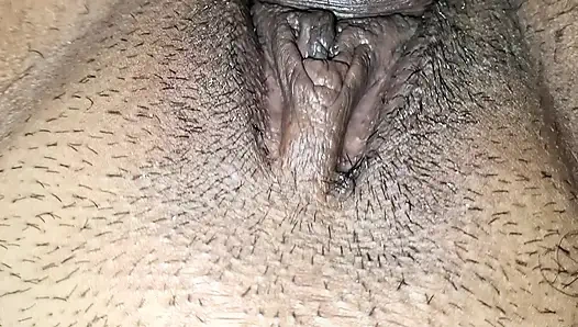 Я застукал свою половину сводной сестры на кровати без трусиков