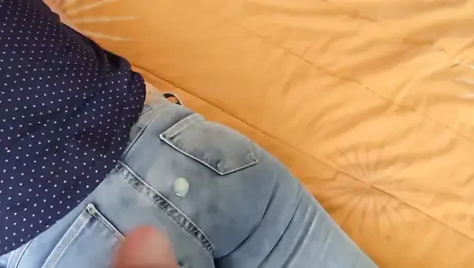 Aku lagi asik masturbasi sambil ngusap memek ibu tiriku waktu dia lagi istirahat, aku crot di dalam pantatnya
