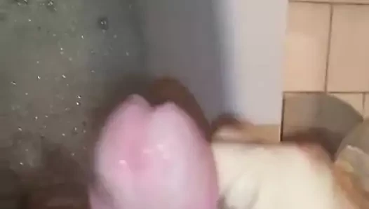Allein unter der Dusche