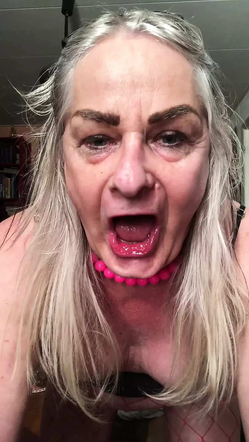 Buttlegs Fat white Ass and Cock shoots Cum