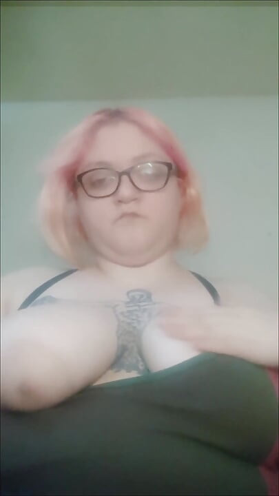 BBW grosse amputée jouant avec ses énormes seins - Ralenti amateur