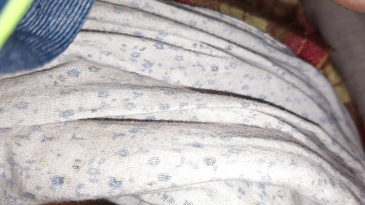 Dotykanie cipki i dupy JayaMilfMom podczas odpoczynku