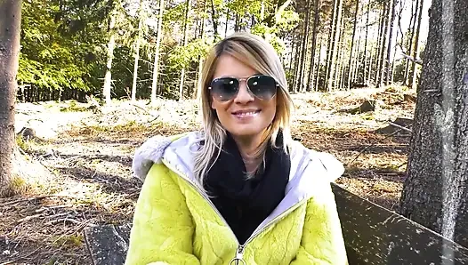 Блондинка, возбуждённая MILF хочет трахать её и сквиртовать повсюду