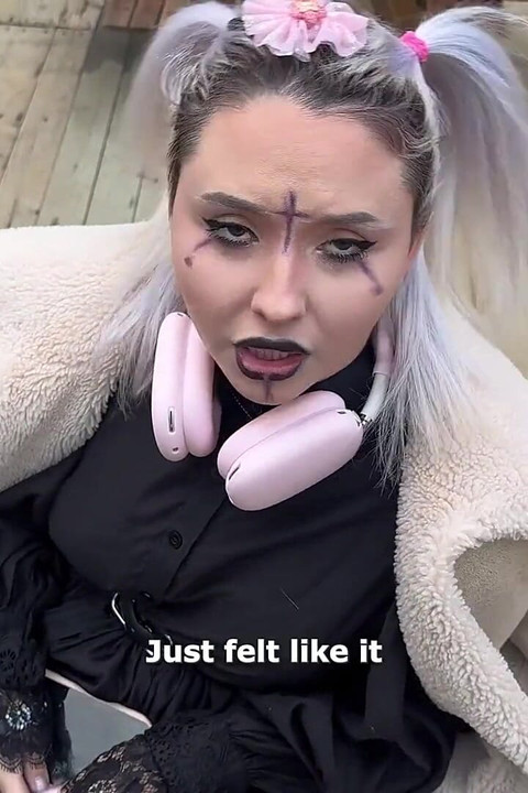 柔軟なオルタナティブEガールがエナジードリンクとして吸い、狂気じみた体位で深いアナル中出しを受ける