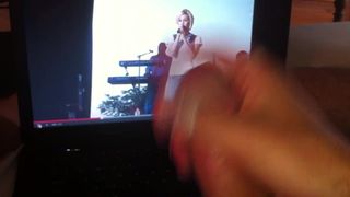 Masturbándose a Kellie Pickler en vivo