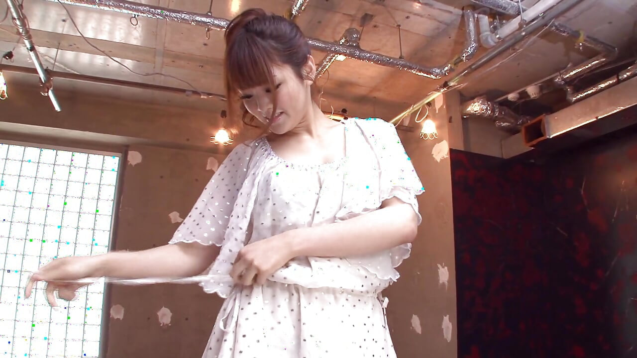 العاهرة تستمتع بالهزازات في كسها ثم تتناك من زبين ضخمين بالتناوب