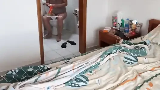 Plajda, o rahatlarken üvey annemi izlemekten zevk alıyorum. Onu okşarken mastürbasyon yapıyorum.