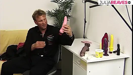 Heißes teen praktiziert mit einem schwarzen dildo