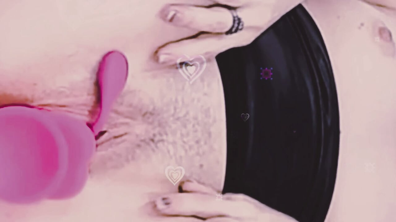 Igrala se sa svojim didelotom i vibratorom dok nije doživjela orgazam